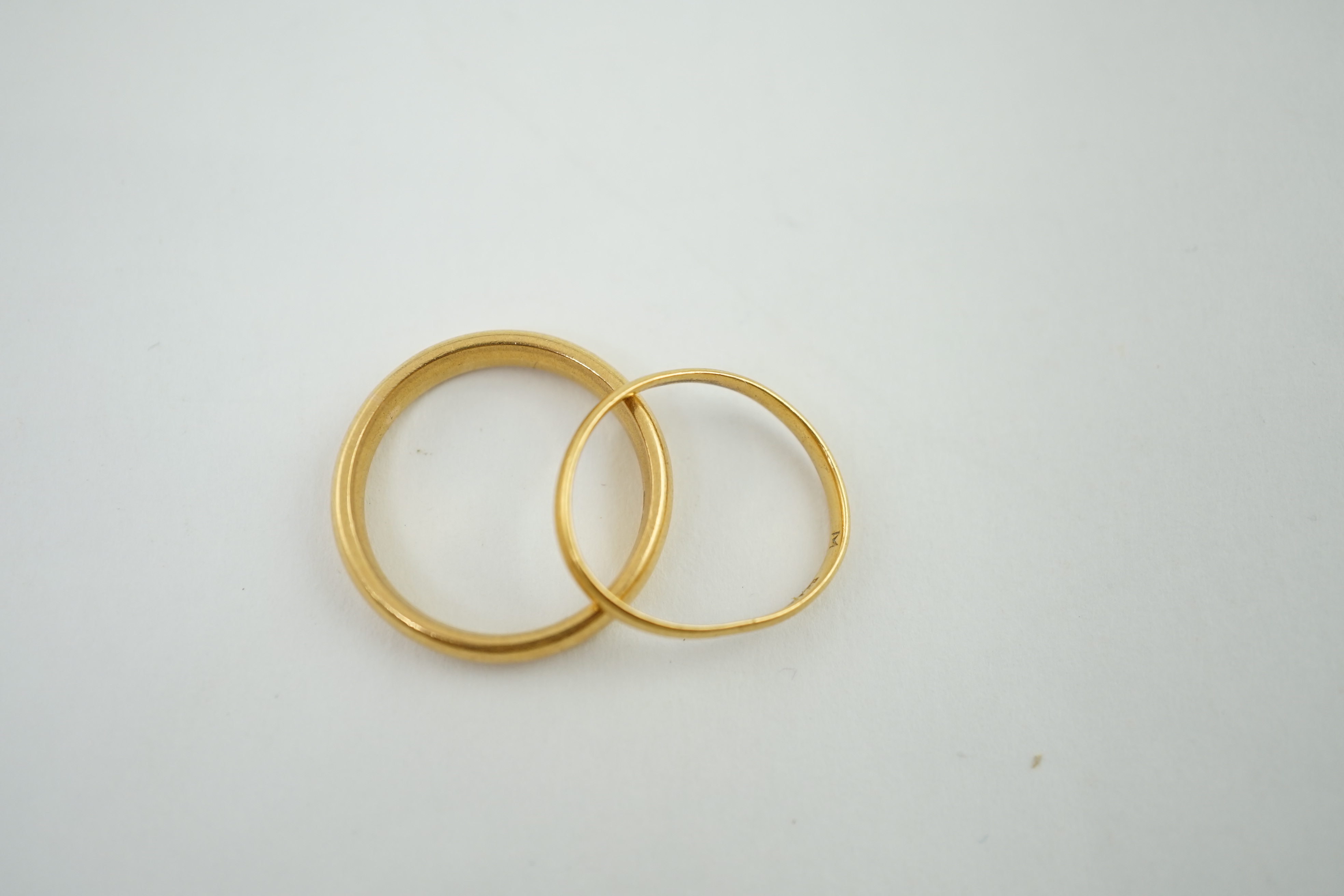 Two George V 22ct gold wedding bands